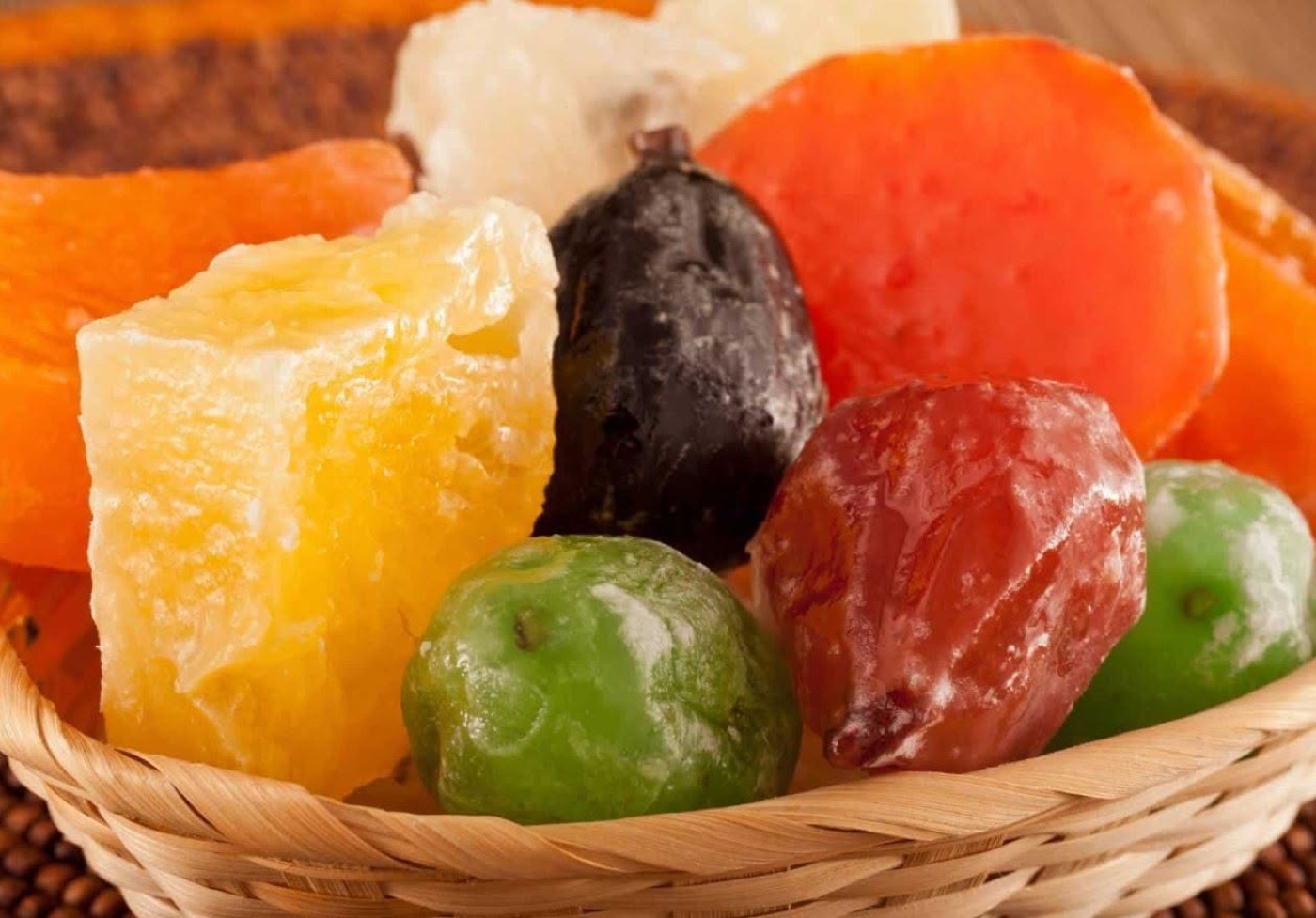 Canasta con fruta cristalizada de colores: higo, limón y calabaza
